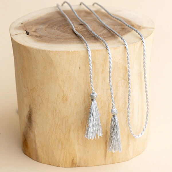 Dlouhá šedá hedvábná šňůrka