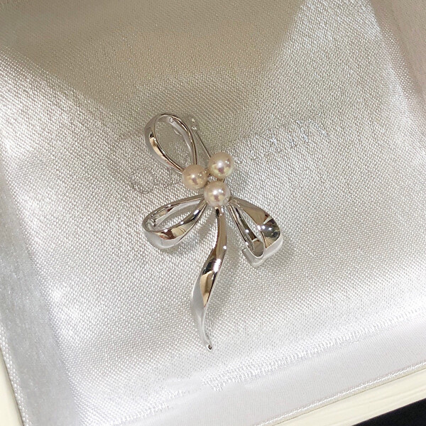 Elegantní brož Stuha se syntetickými perlami Silver