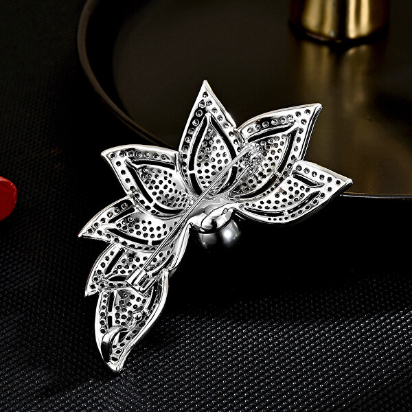 Elegantná brošňa s kryštálmi a tmavou perlou Silver