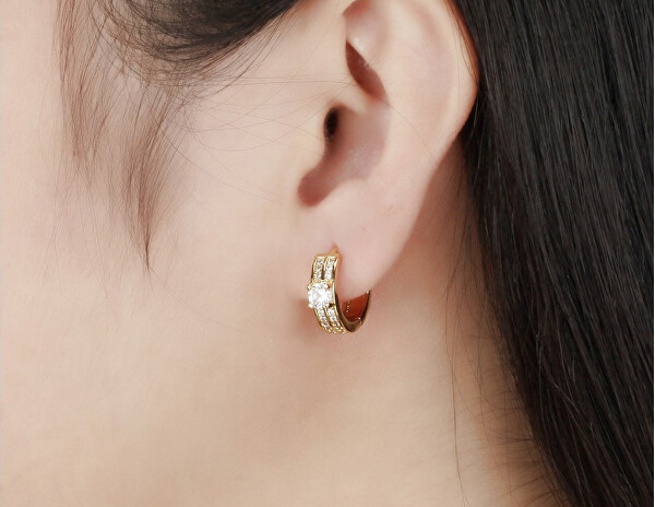 Vergoldete Ohrringe mit glitzernden Kristallen