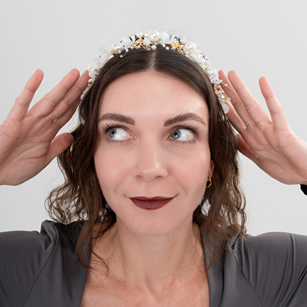 2. JAKOST -  Propracovaná perličková čelenka s květinami