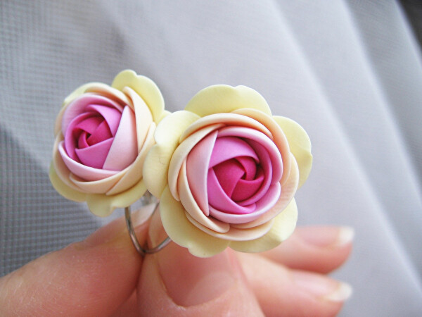 Růžovo-vanilkové visací náušnice ve tvaru kytiček Summer Flower