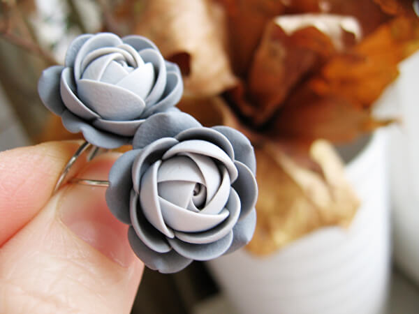 Orecchini pendenti grigio a forma di fiori Seul