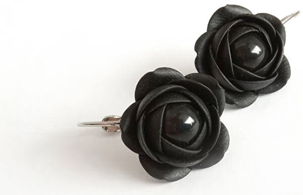 Cercei negri suspendați cu o mică perlă în formă de floare