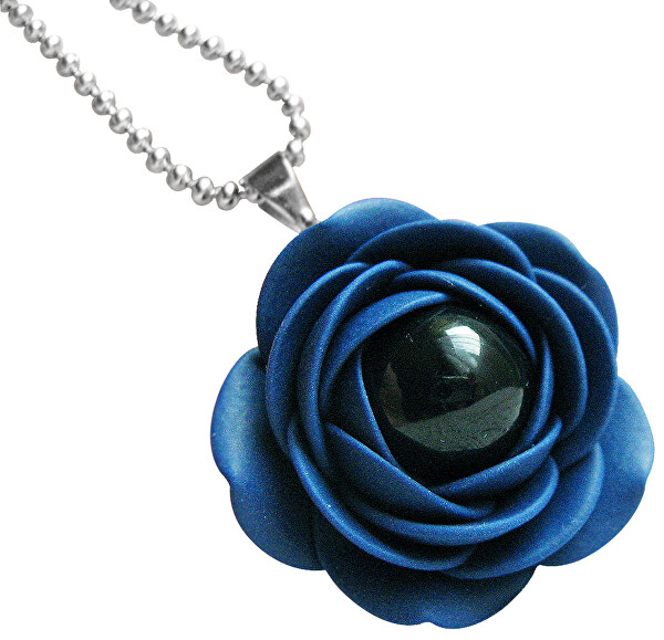 Colier albastru cu o mică perlă neagră în formă de floare.