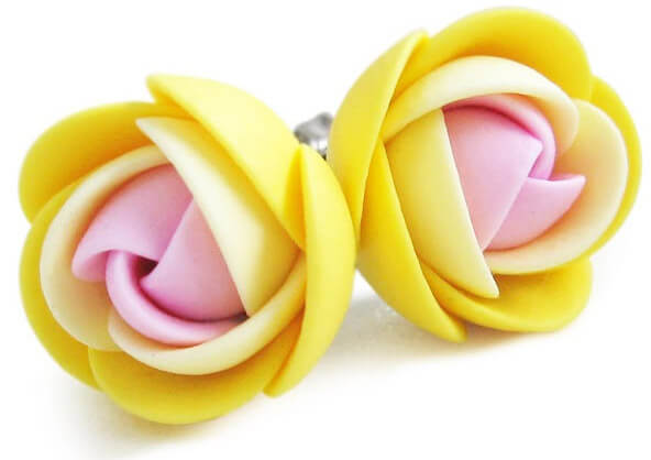 Rózsaszín-sárga fülbevaló virágokkal
