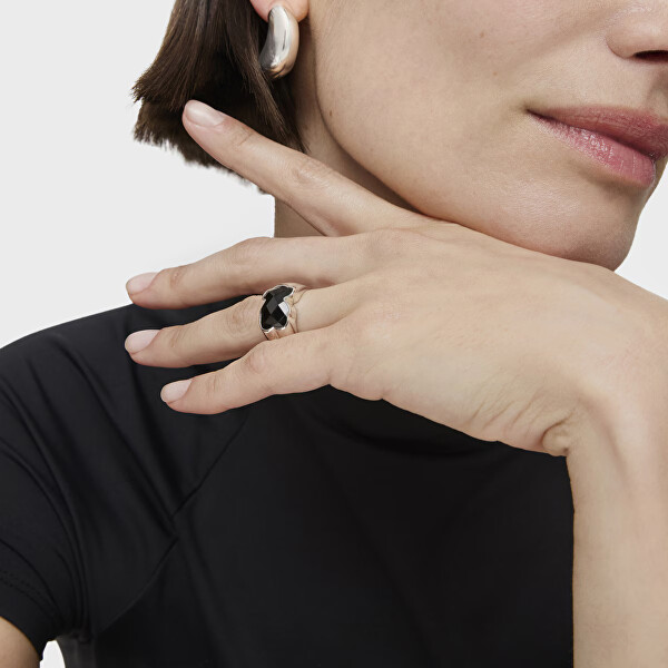 Výrazný strieborný prsteň s onyxom 1000217914
