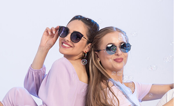 Hravé pozlacené kruhové náušnice s pryskyřicí Kiss 14147E01014