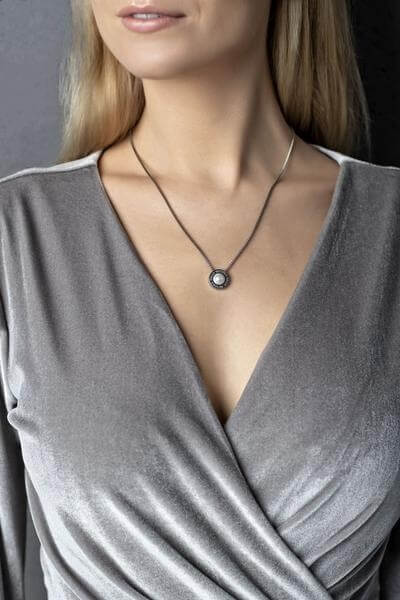 Půvabný ocelový náhrdelník s perlou VN1091S