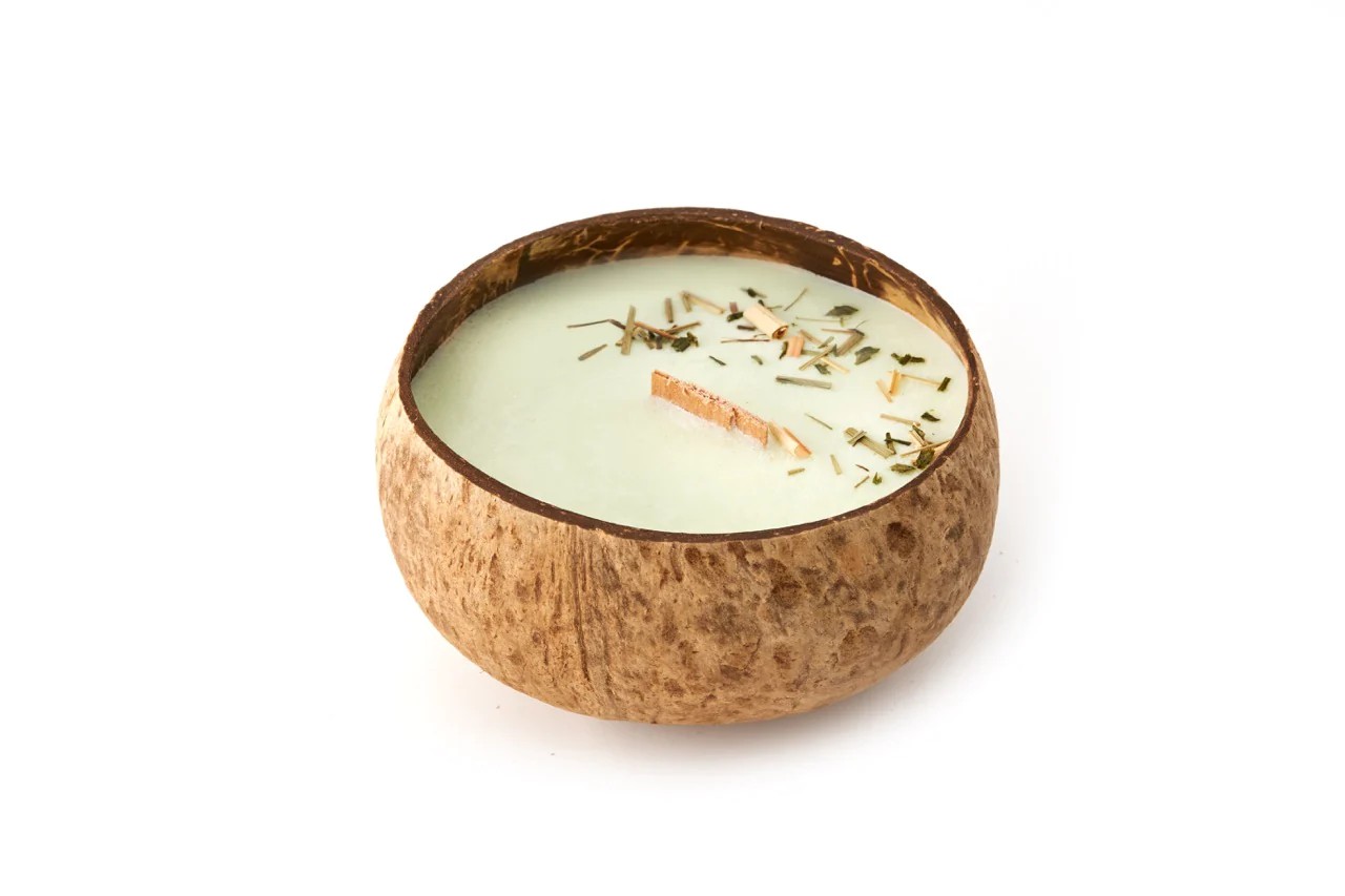 Zobrazit detail výrobku Tropikalia Svíčka v kokosu - vůně Citrónová tráva & zázvor