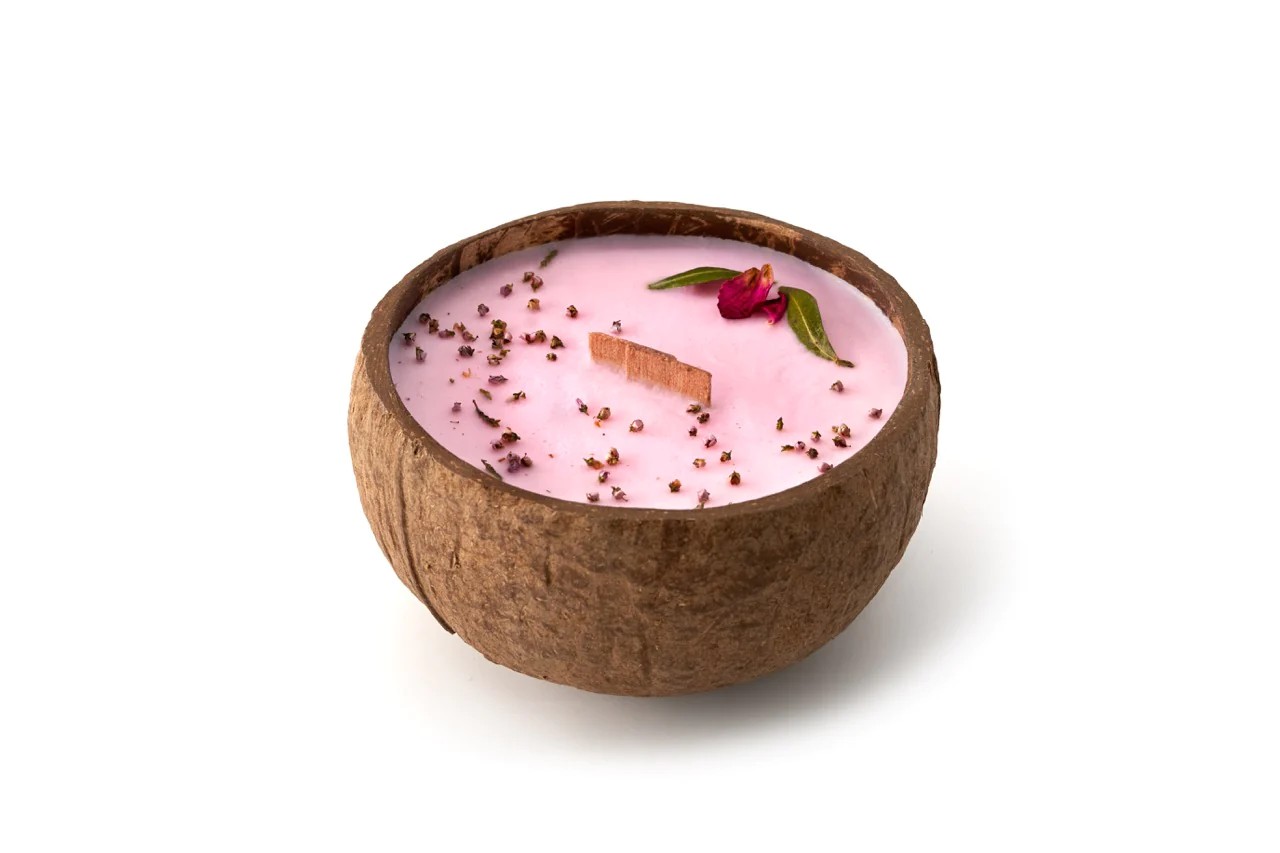 Tropikalia Svíčka v kokosu - vůně Švestka, růže & pačuli 350 ml