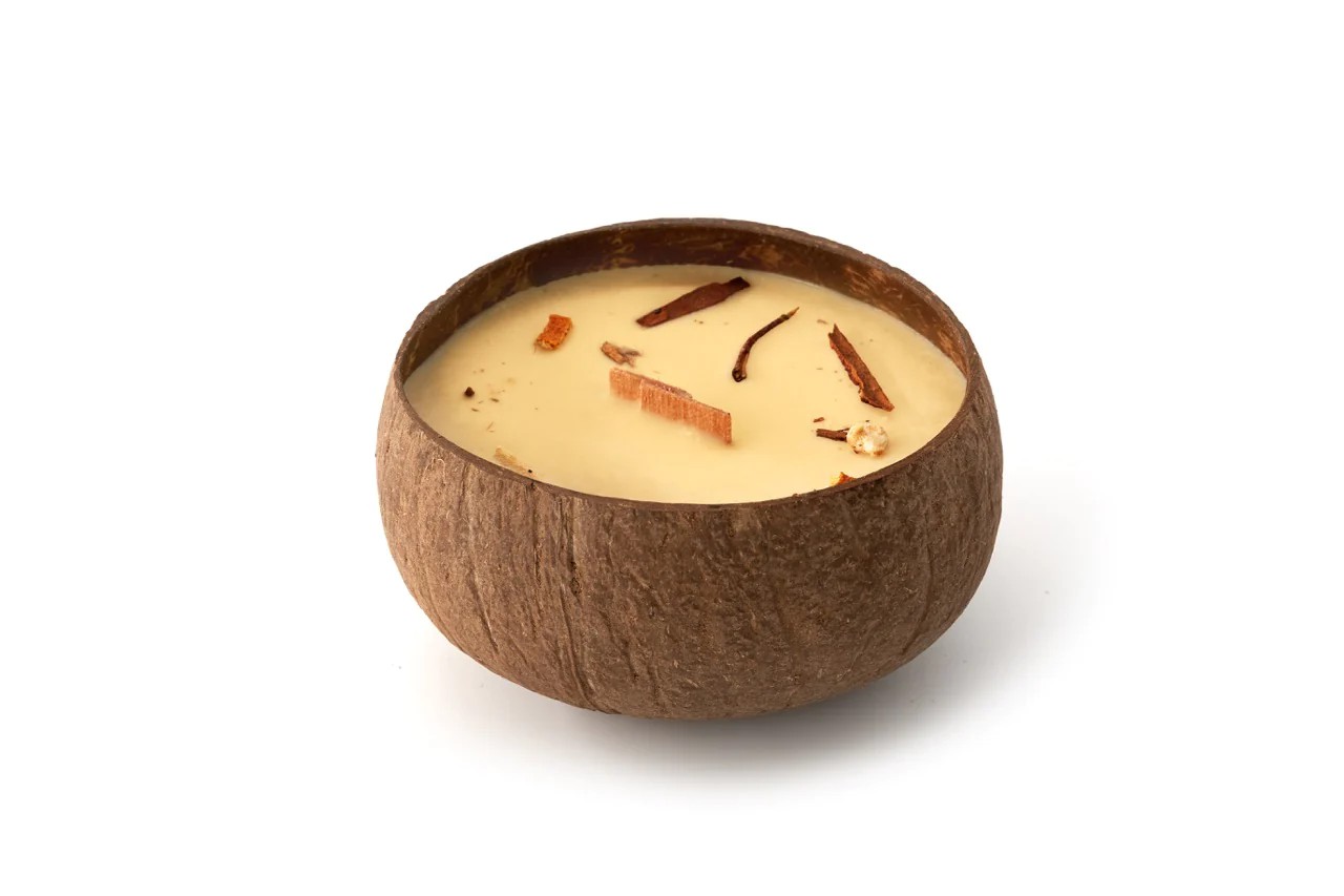 Zobrazit detail výrobku Tropikalia Svíčka v kokosu - vůně Jablko a skořice